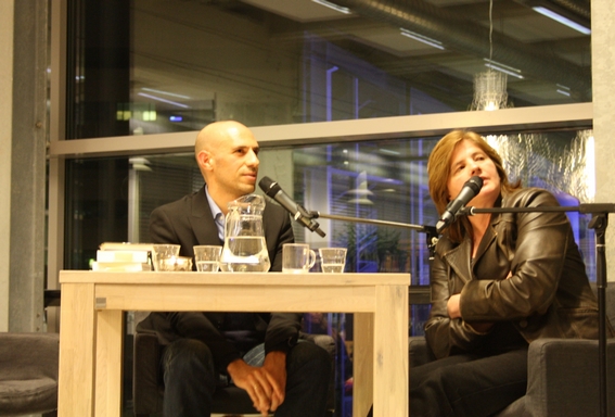 Abdelkader Benali en Elle van den Bogaart in gesprek in de openbare bibliotheek in Eindhoven